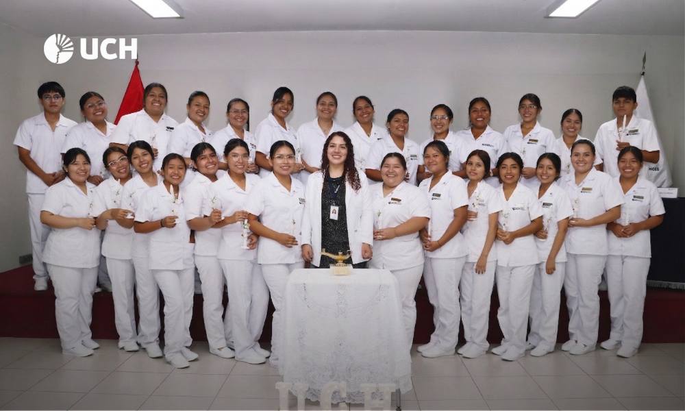 Luz y vocación: UCH celebra imposición de uniformes en Enfermería