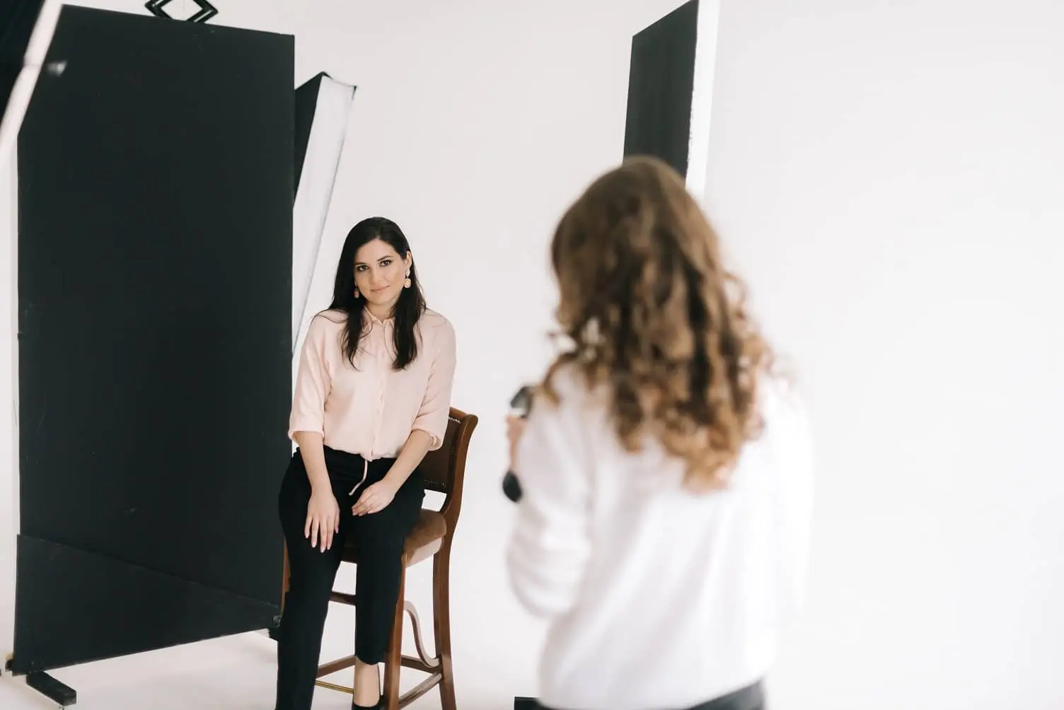Alumnos recibiendo el beneficio de sesión de fotografía profesional