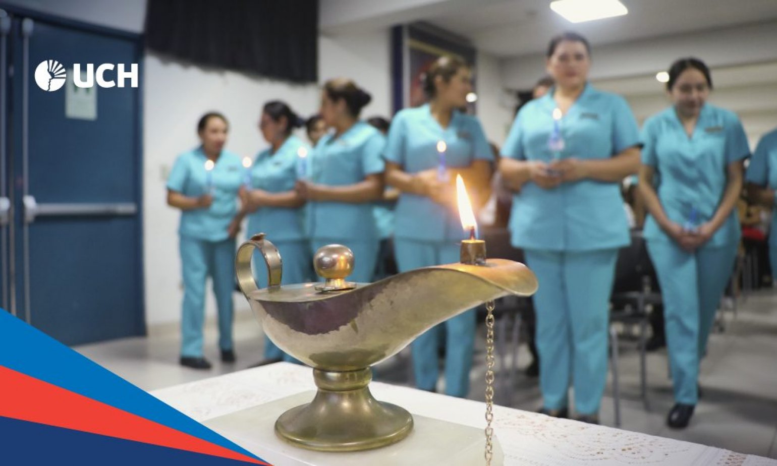 Luz y compromiso: Ceremonia de Imposición de Uniformes en la UCH inspira a futuras enfermeras