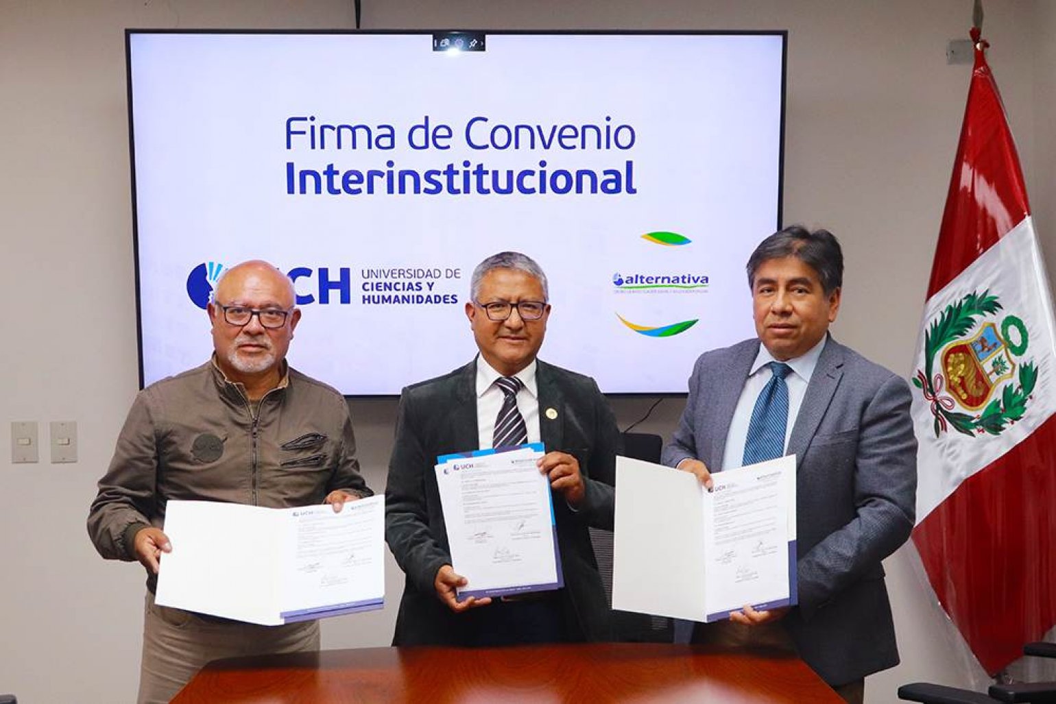 Convenio fortalece oportunidades para estudiantes de la UCH