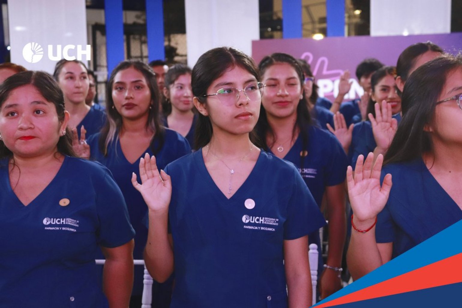 Estudiantes de Farmacia y Bioquímica de la UCH recibieron sus uniformes en emotiva ceremonia