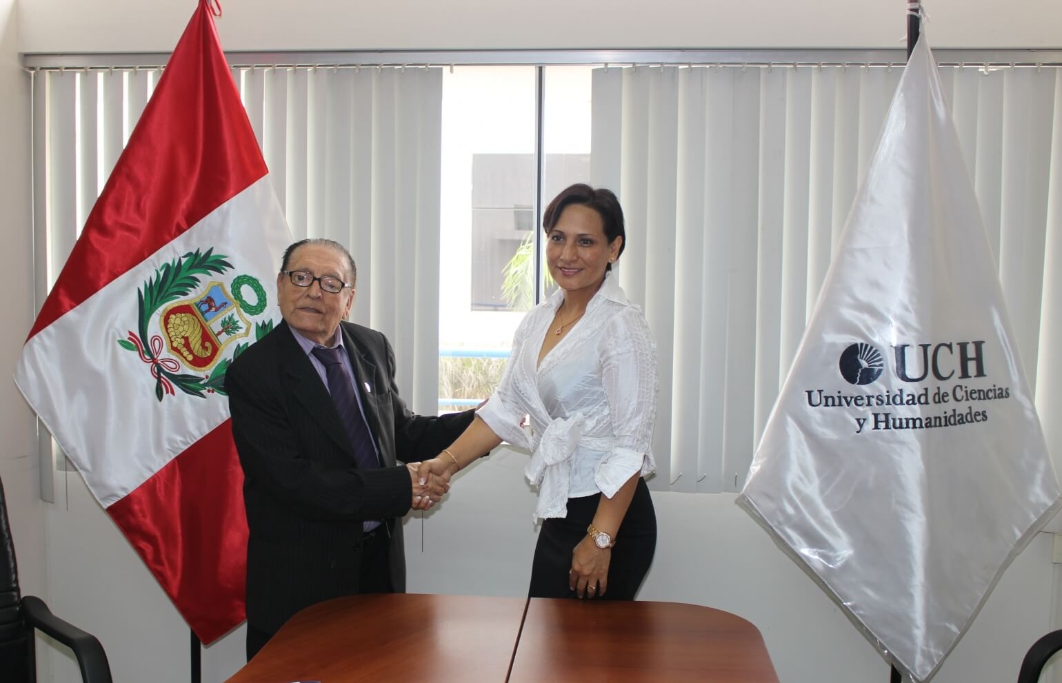 UCH y Comutel firman convenio